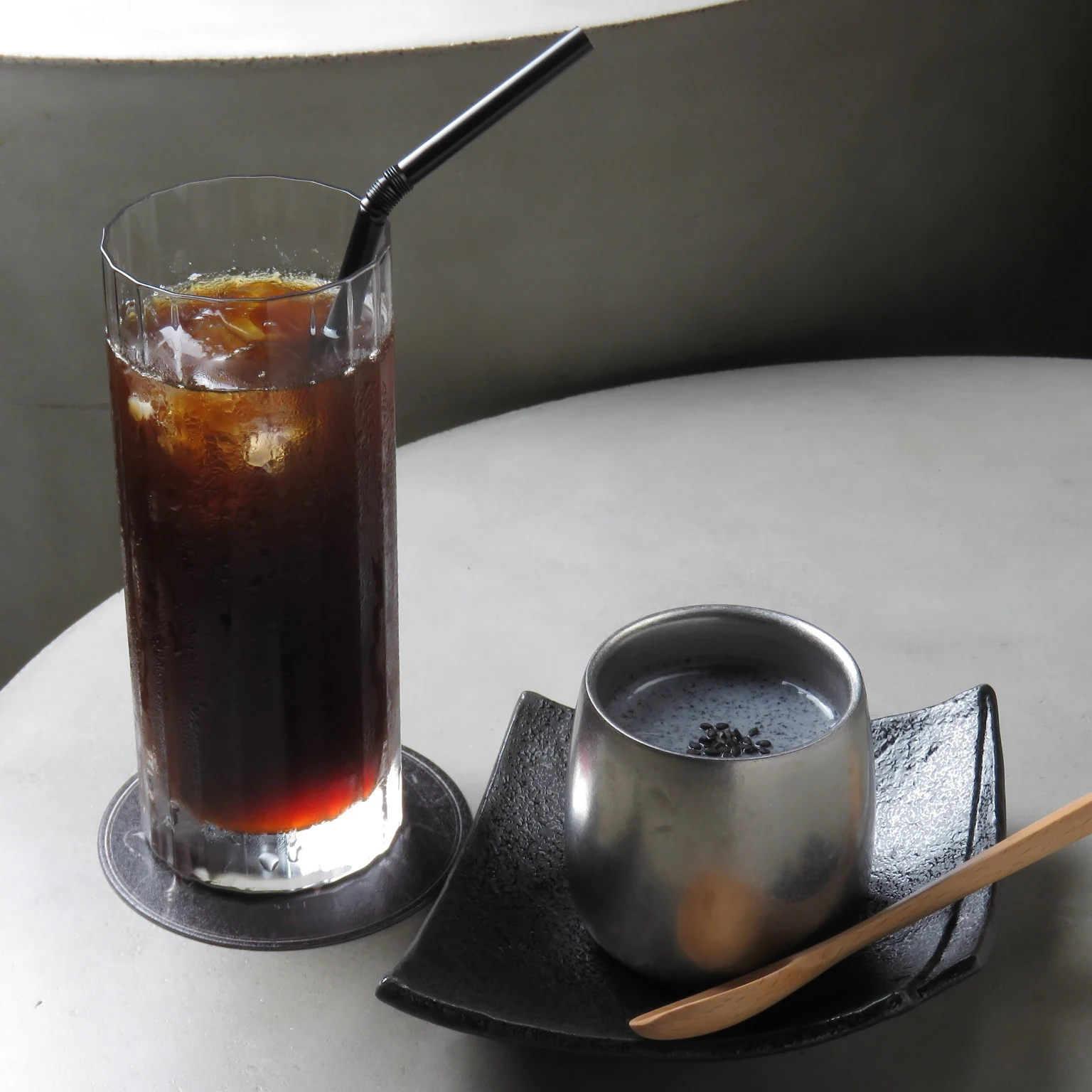 コーヒーとカップを載せたトレー。