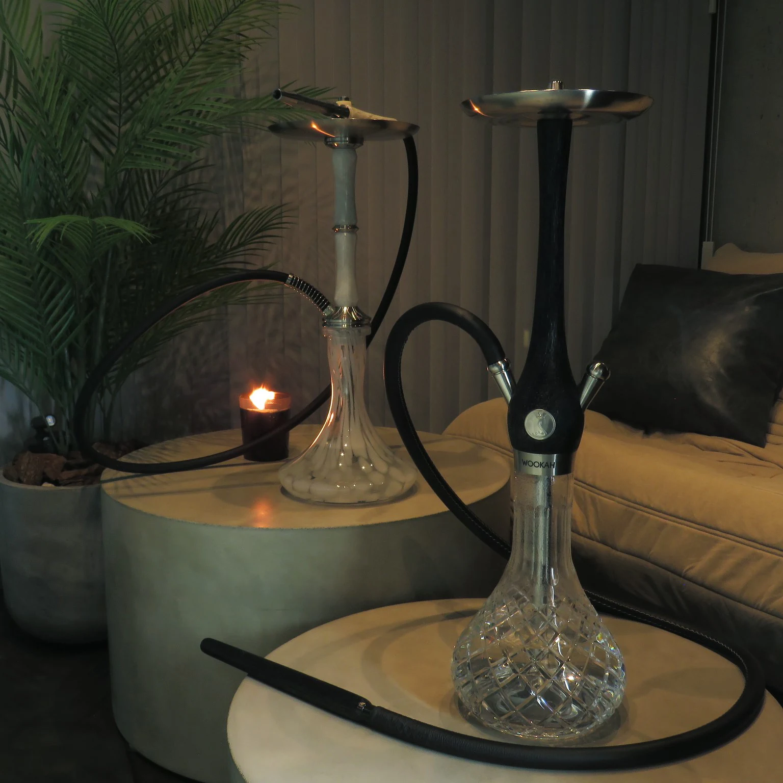 VIP ROOMのソファ席に用意された二台のシーシャ。